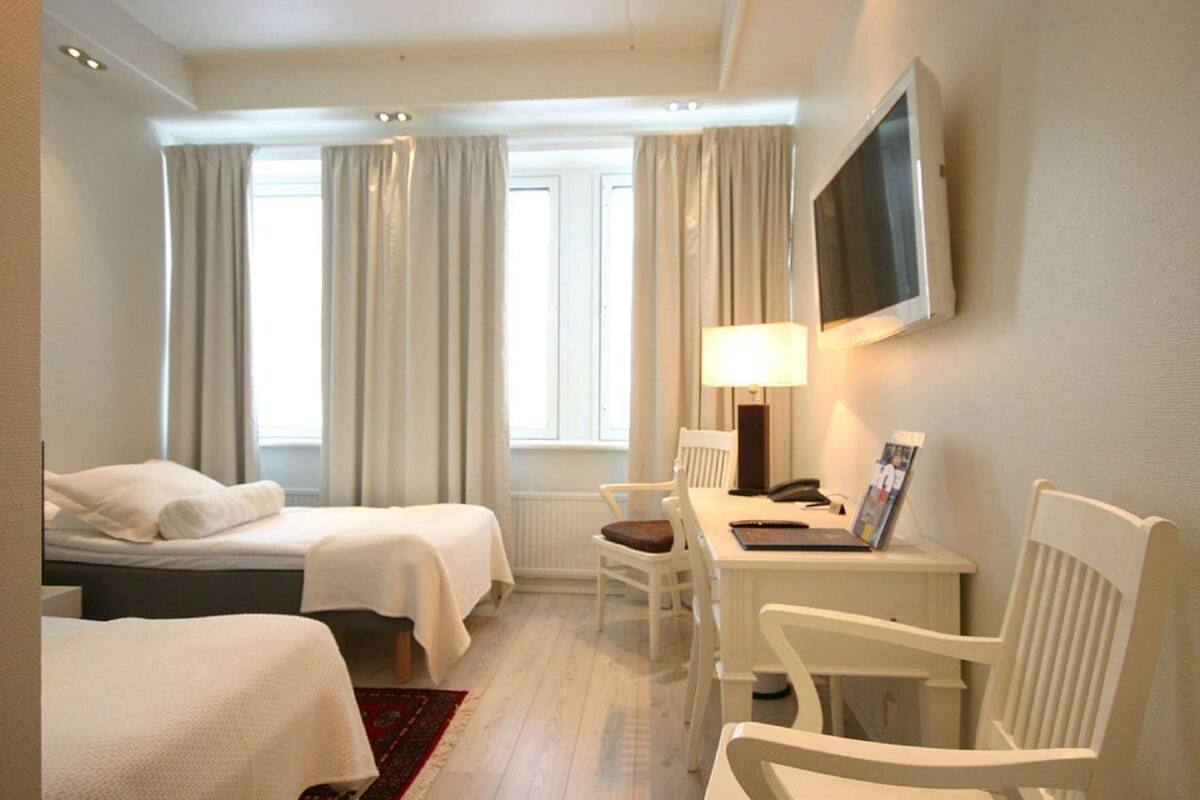 Hypo-allergenic bedding available, minibar, desk, laptop workspace