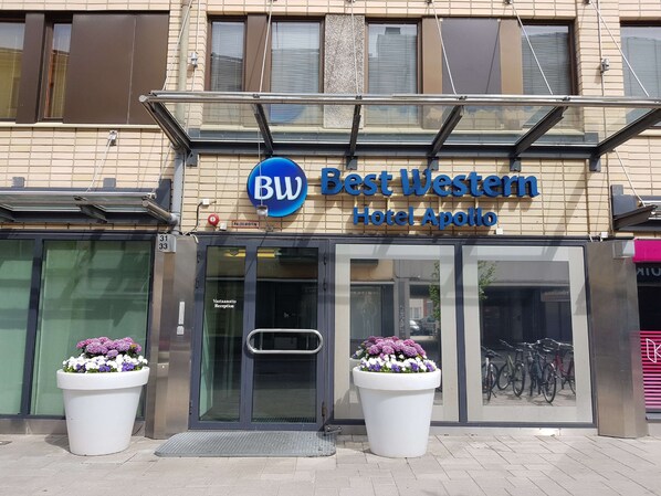 The exterior of Best Western Hotel Apollo with a reception area, large flower pots, and bicycles parked outside. - Best Western Hotel Apollo (Oulu)