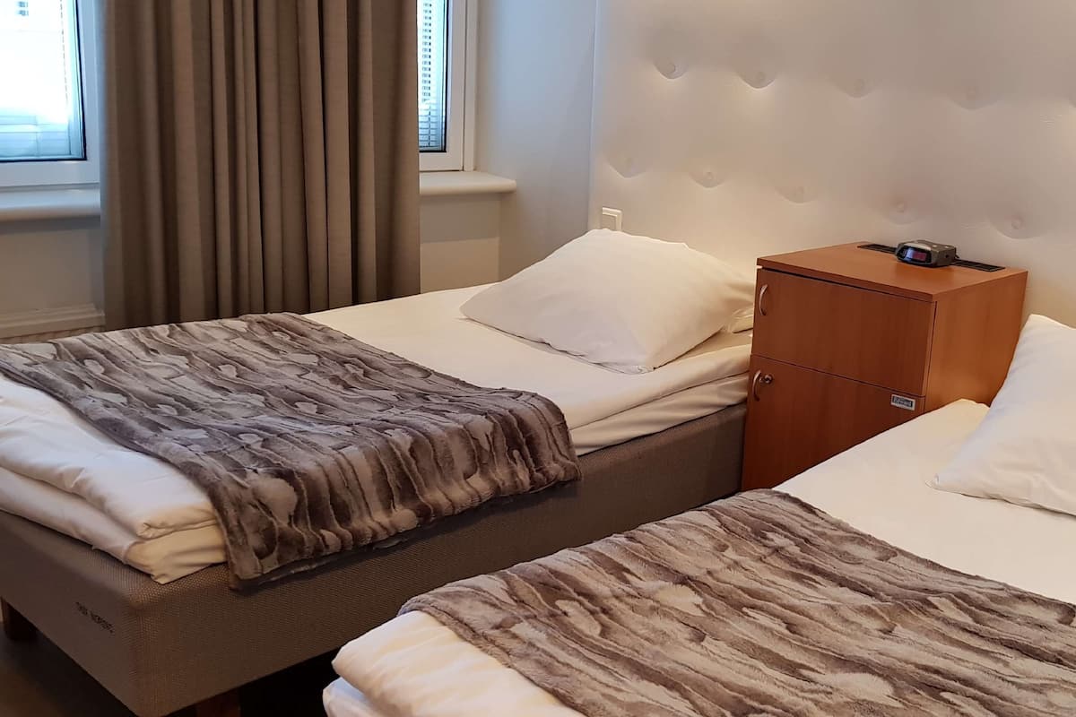 Ropa de cama hipoalergénica, minibar y escritorio