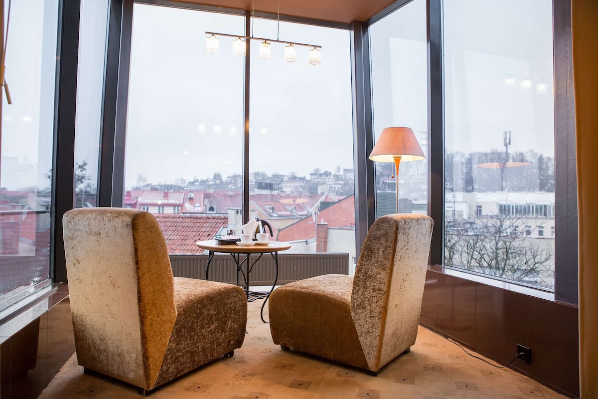 suite, 1 king bed | room amenity