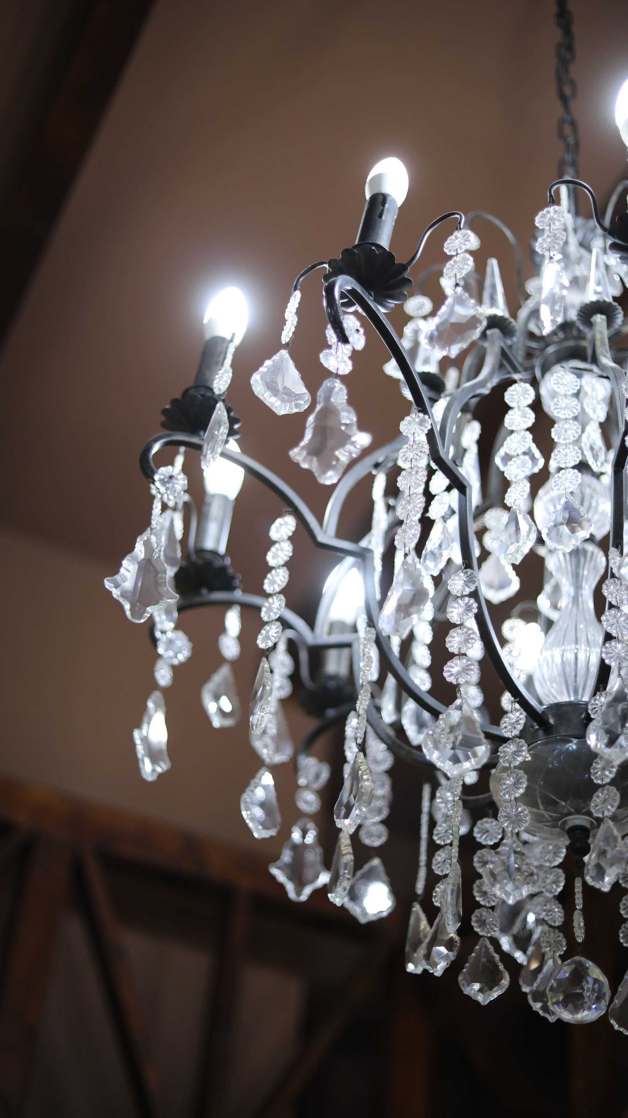 Un candelabro con múltiples adornos de cristal y bombillas.