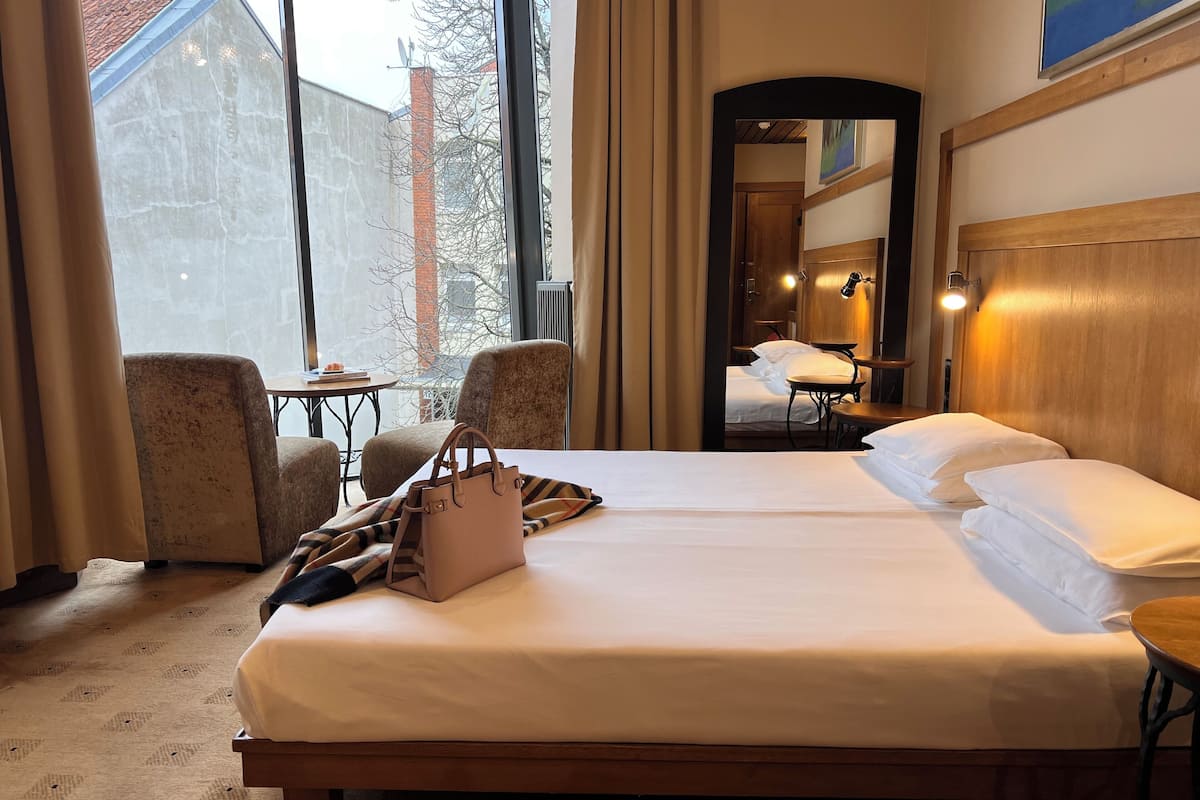 suite, 1 king bed | 1 bedroom, minibar, in-room safe, desk