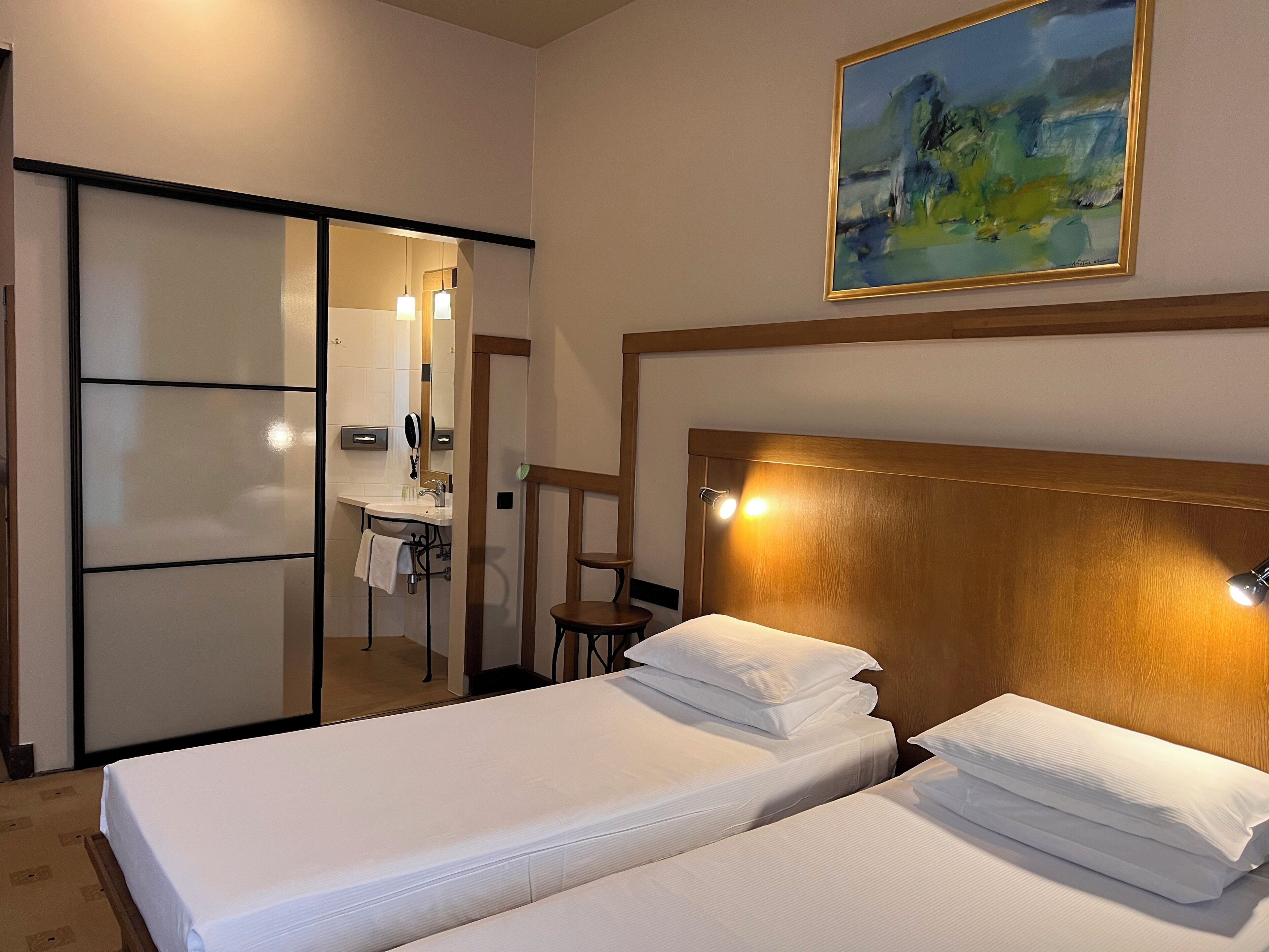 standard room, 2 single beds | 1 bedroom, minibar, in-room safe, desk
