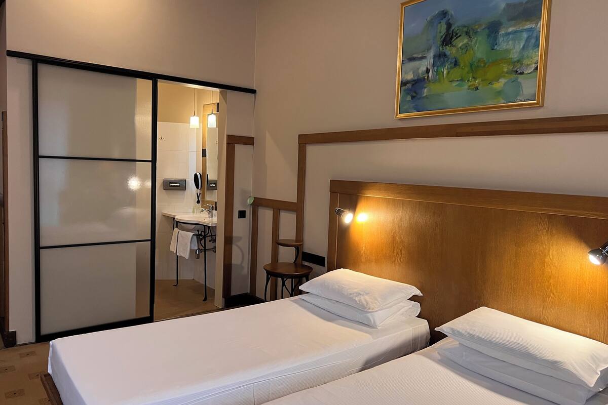 standard room, 2 single beds | 1 bedroom, minibar, in-room safe, desk