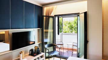 Habitación Deluxe, balcón | Minibar, caja fuerte, escritorio y espacio para trabajar con un portátil