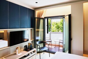 غرفة ديلوكس - بشرفة | ميني بار وخزنة داخل الغرفة وتجهيزات عازلة للصوت ومكواة/لوح كي