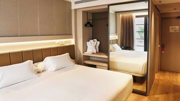 Standard Room | Minibar, in-room safe, soundproofing, iron/ironing board