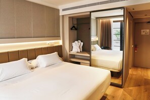 Standard Room | Minibar, in-room safe, soundproofing, iron/ironing board