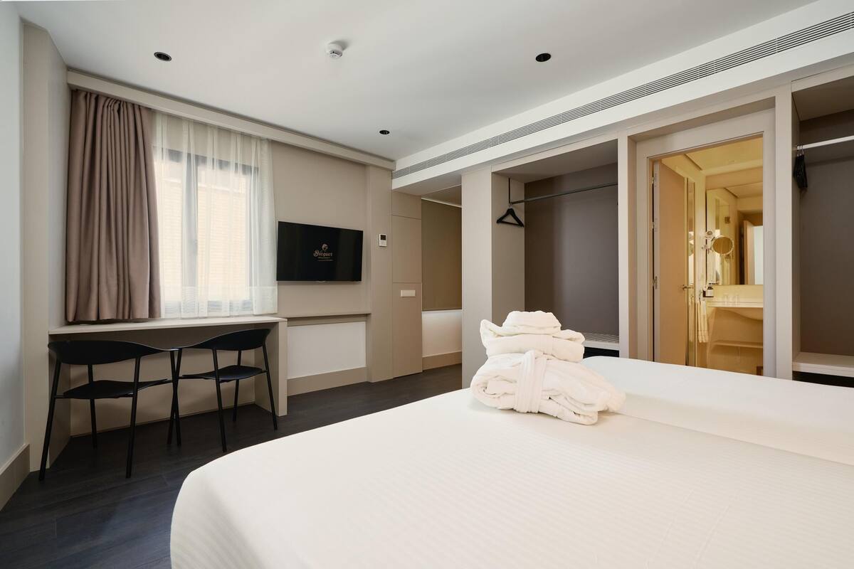 Standard Room | Minibar, in-room safe, soundproofing, iron/ironing board