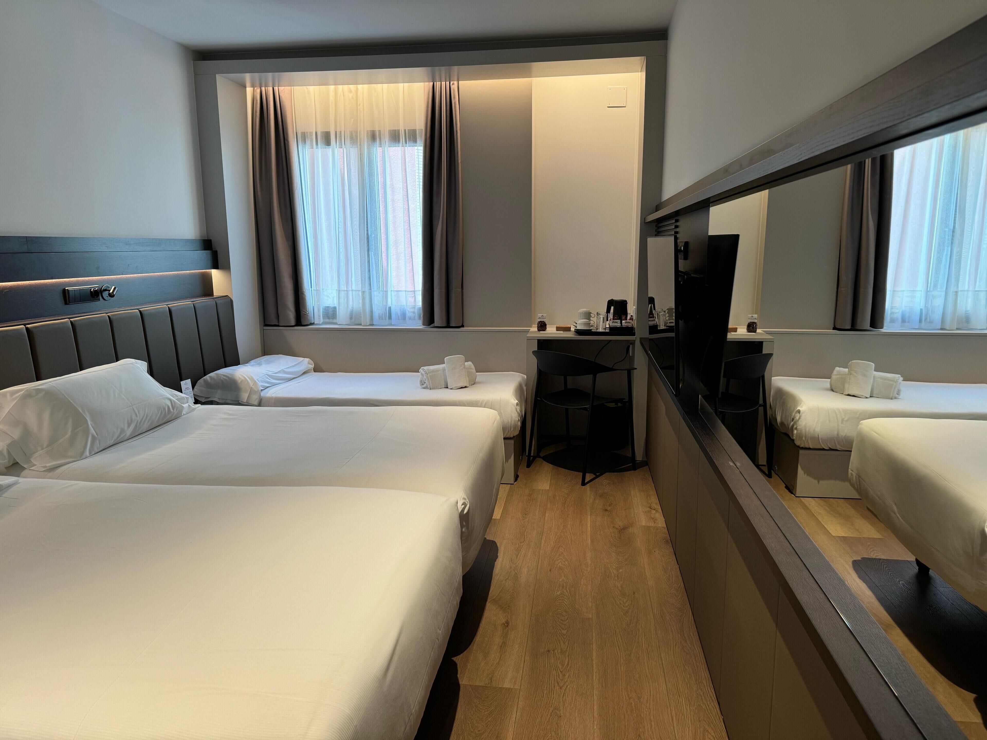 Habitación con 2 camas individuales (with extra bed) | Minibar, caja de seguridad en la habitación y insonorización 