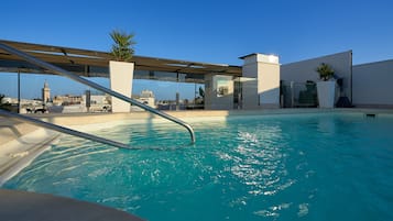 Sæsonbestemt udendørs pool, parasoller, liggestole