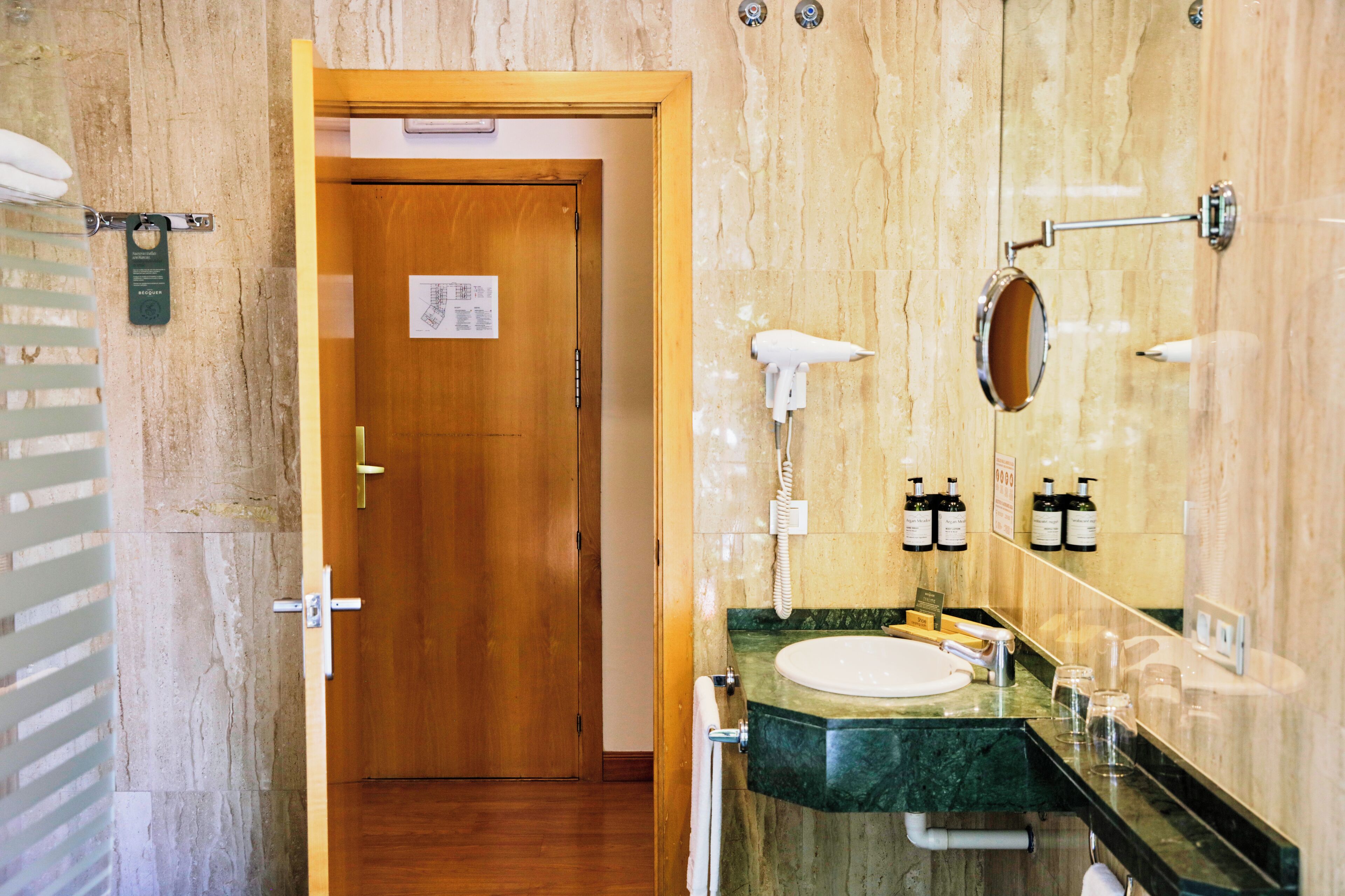 مستلزمات مجانية للعناية الشخصية، مجففات شعر، مناشف