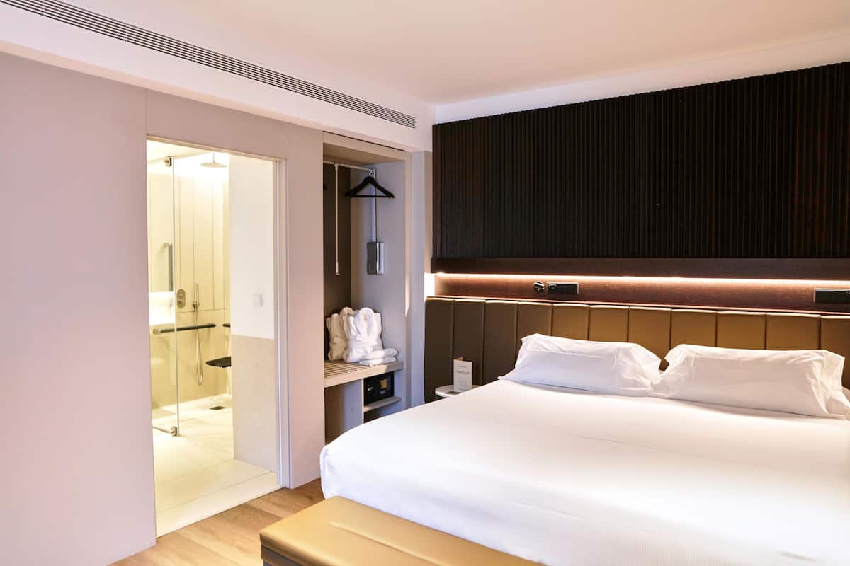 Standard Room | Minibar, in-room safe, soundproofing, iron/ironing board