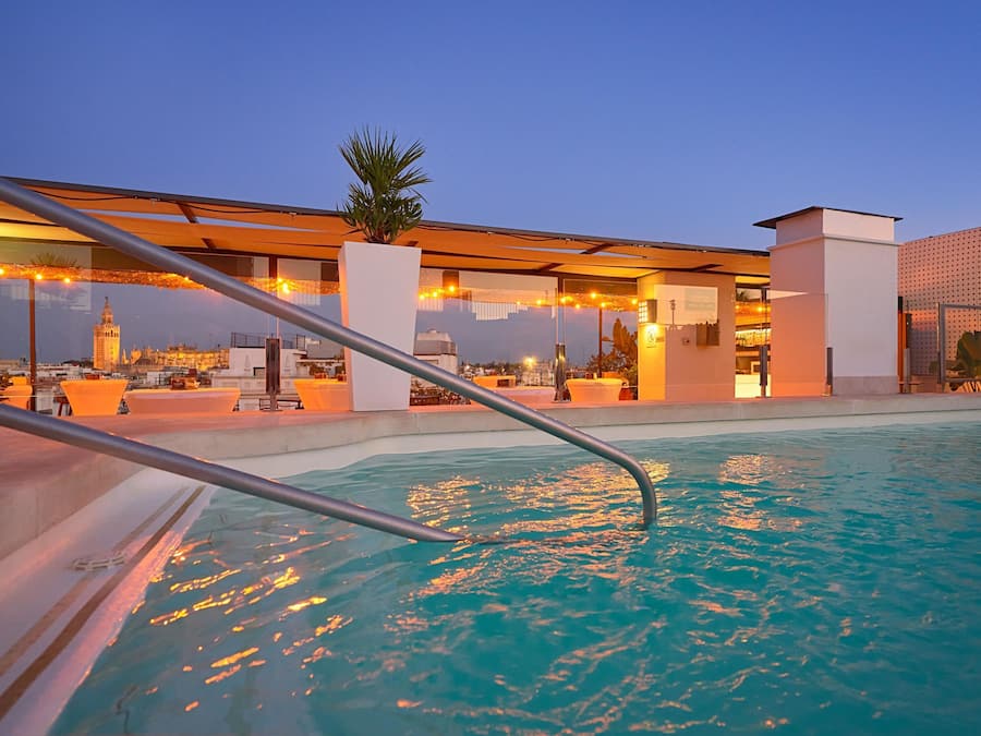 Alberca al aire libre por temporada y sombrillas en la alberca