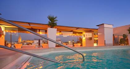 Becquer Hotel, Historic City Center