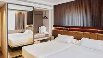 Standard Room | Minibar, in-room safe, soundproofing, iron/ironing board