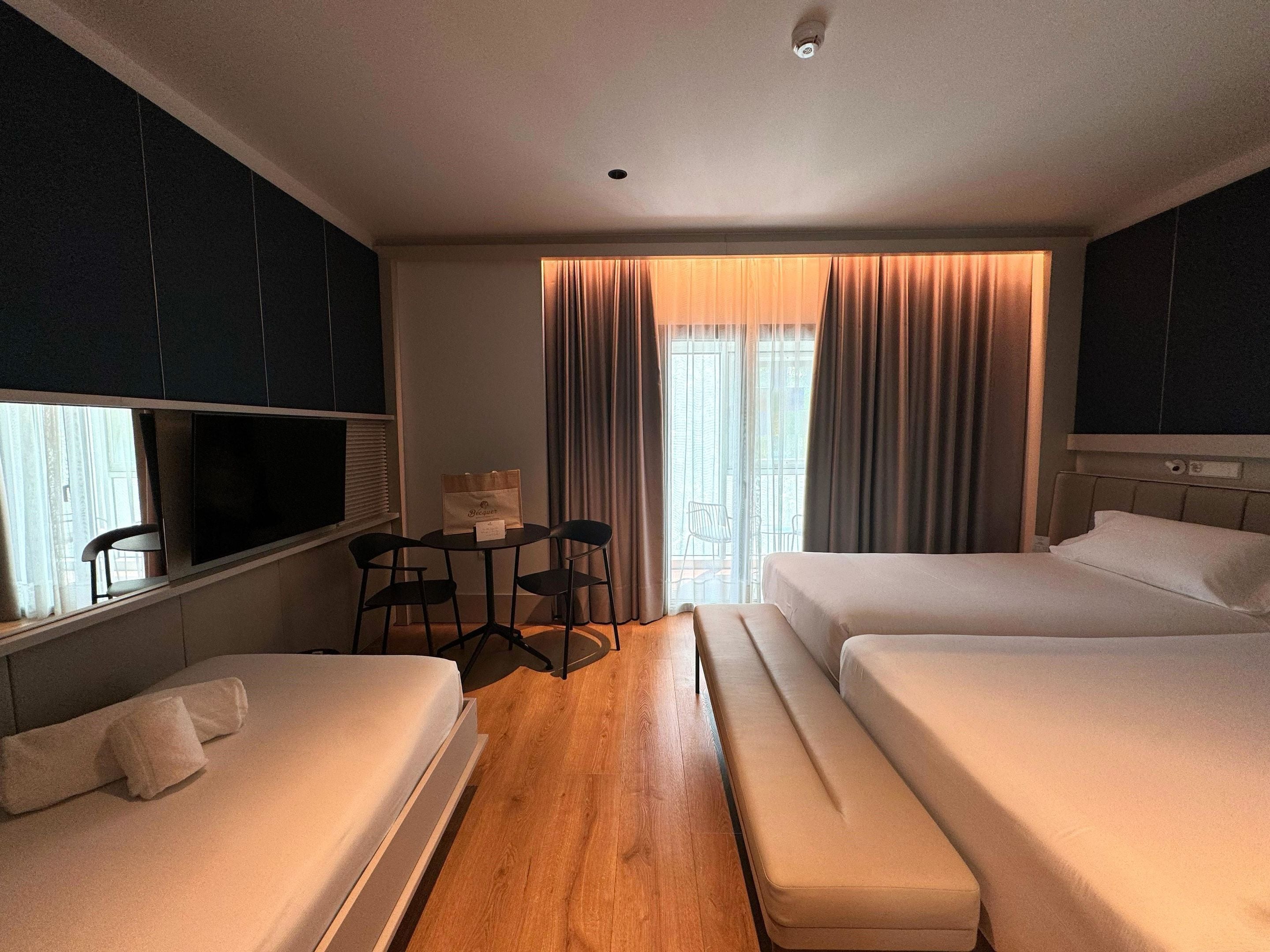 ميني بار وخزنة داخل الغرفة وتجهيزات عازلة للصوت ومكواة/لوح كي