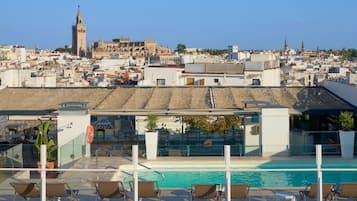 Sesongbasert utendørsbasseng, bassengparasoller og solsenger