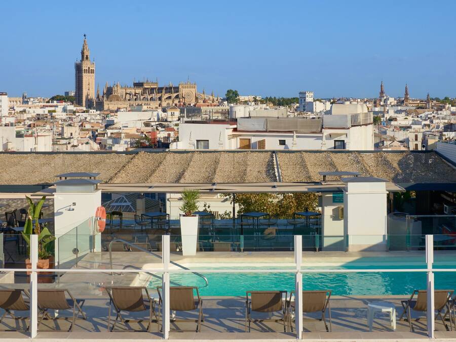 Hồ bơi ngoài trời phục vụ theo mùa, dù/ô trên bãi biển/hồ bơi