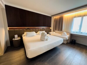 Twin Room (with extra bed) | 1 bedroom, minibar, in-room safe, soundproofing