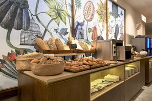 Café da manhã com buffet todos os dias (EUR 22 por pessoa) 