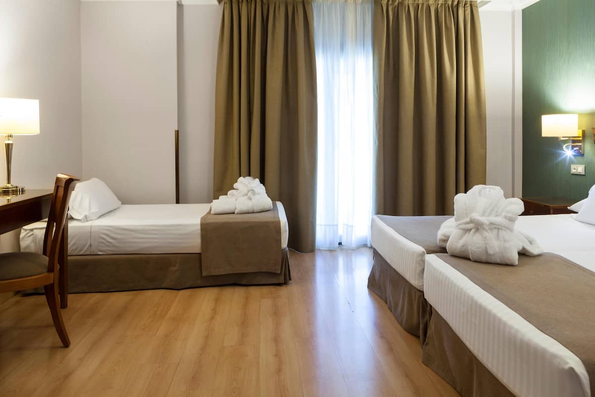 Chambre avec lits jumeaux (with extra bed) | Minibar, coffre-fort, systĂšme dâinsonorisation