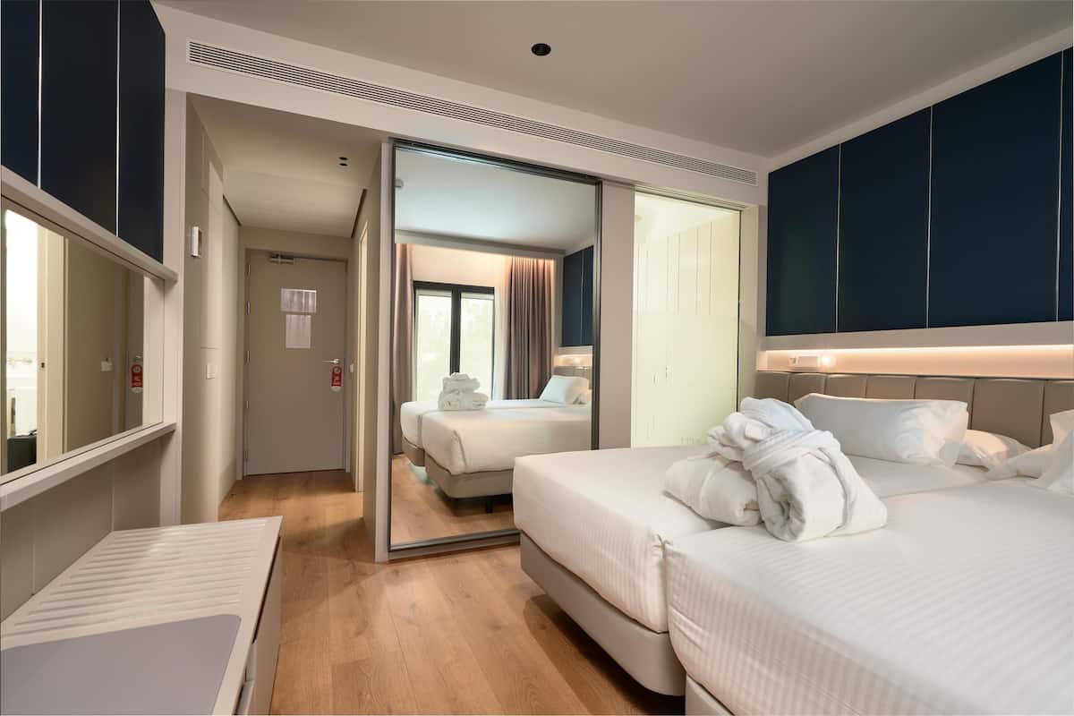 Deluxe Room, Balcony | 1 bedroom, minibar, in-room safe, soundproofing