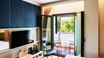 Deluxe kamer, balkon | Een minibar, een kluis op de kamer, een bureau, een laptopwerkplek