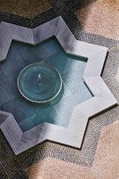 Una piscina al aire libre de temporada, sombrillas