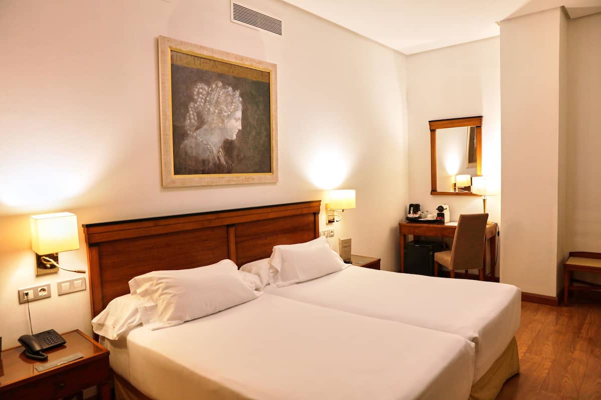 Classic Room | Minibar, in-room safe, soundproofing, iron/ironing board