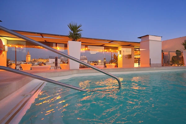 Piscina externa sazonal, guarda-sóis, espreguiçadeiras