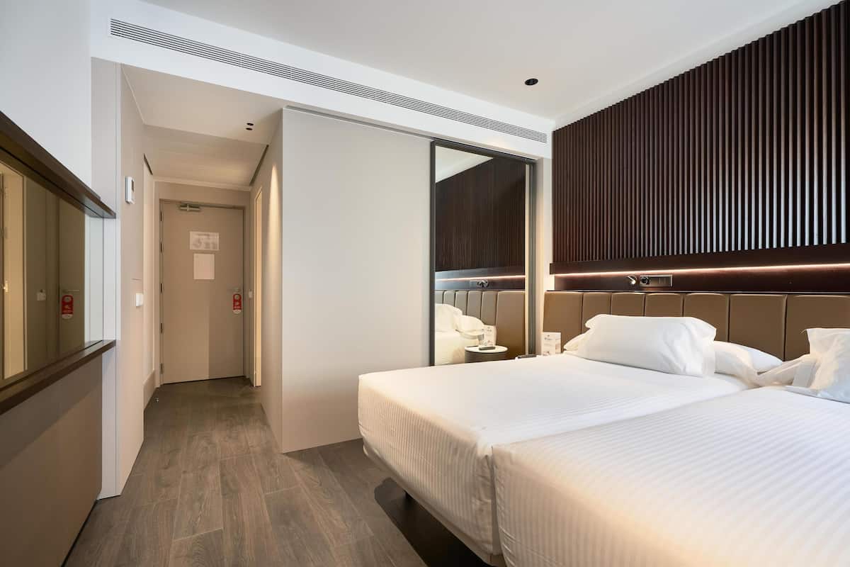 Standard Room | Minibar, in-room safe, soundproofing, iron/ironing board