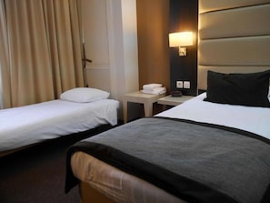 Standard Room, 3 Twin Beds, Non Smoking | Desk, soundproofing, iron/ironing board, free WiFi