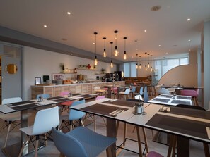Tägliches Frühstücksbuffet gegen Gebühr