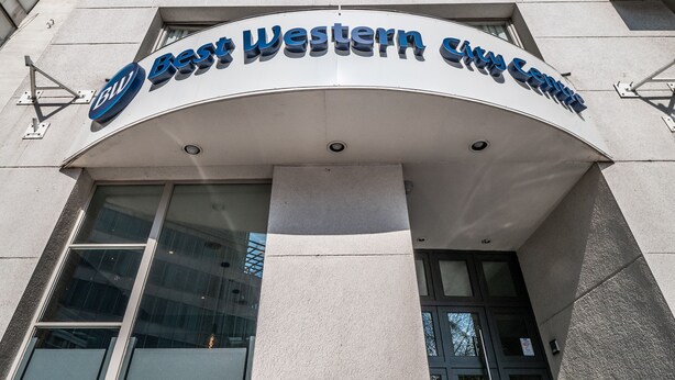 Un edificio con un cartel que dice "Best Western City Centre".