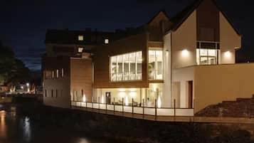 Fassade der Unterkunft – Abend/Nacht