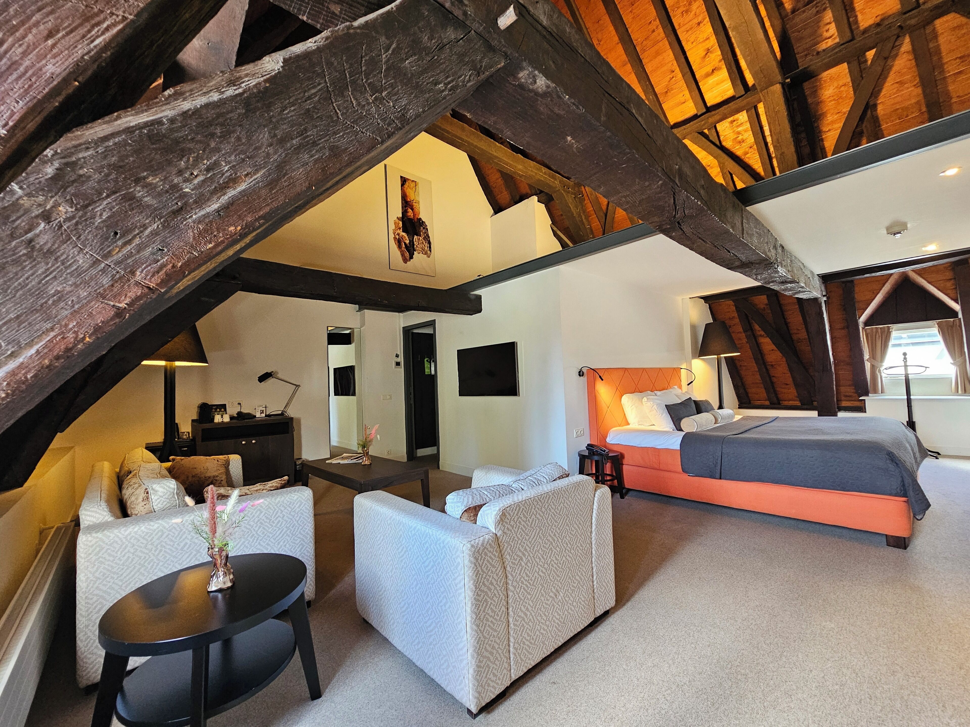 Caja de seguridad en la habitación y escritorio 