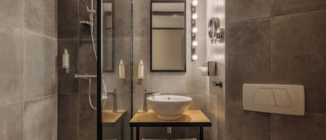 Kostenlose Toilettenartikel, Haartrockner, Handtücher, Seife