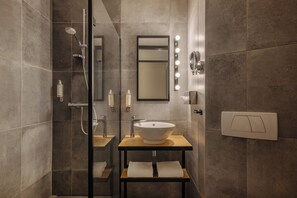 Artículos de tocador gratuitos, secador de pelo, toallas, jabón