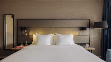 Luxe beddengoed, een kluis op de kamer, een bureau, een laptopwerkplek