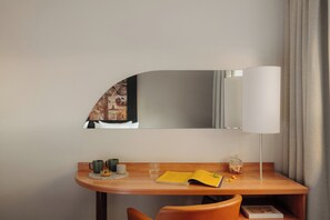 Premium bedding, in-room safe, desk, laptop workspace