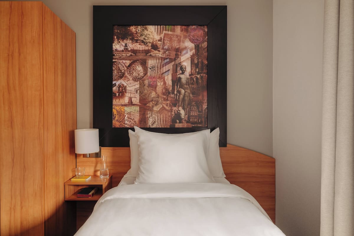 Comfort Single Room | Premium bedding, in-room safe, desk, laptop workspace