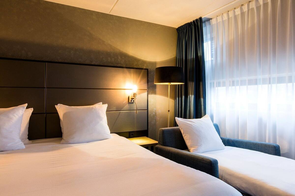 premium bedding, in-room safe, desk, laptop workspace