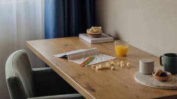 Luxe beddengoed, een kluis op de kamer, een bureau, een laptopwerkplek