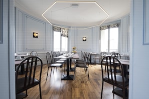 Café da manhã com buffet todos os dias (EUR 15 por pessoa) 
