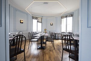 每日供应自助式早餐（每人 EUR 15）