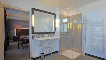 Junior Suite Familiale | Salle de bain | Articles de toilette gratuits, sèche-cheveux, serviettes fournies