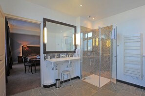 Suite Keluarga (3 adults ) | Kamar mandi | Perlengkapan mandi gratis, pengering rambut,  dan handuk