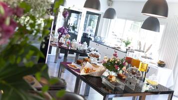 Café da manhã com buffet todos os dias (EUR 19.50 por pessoa)