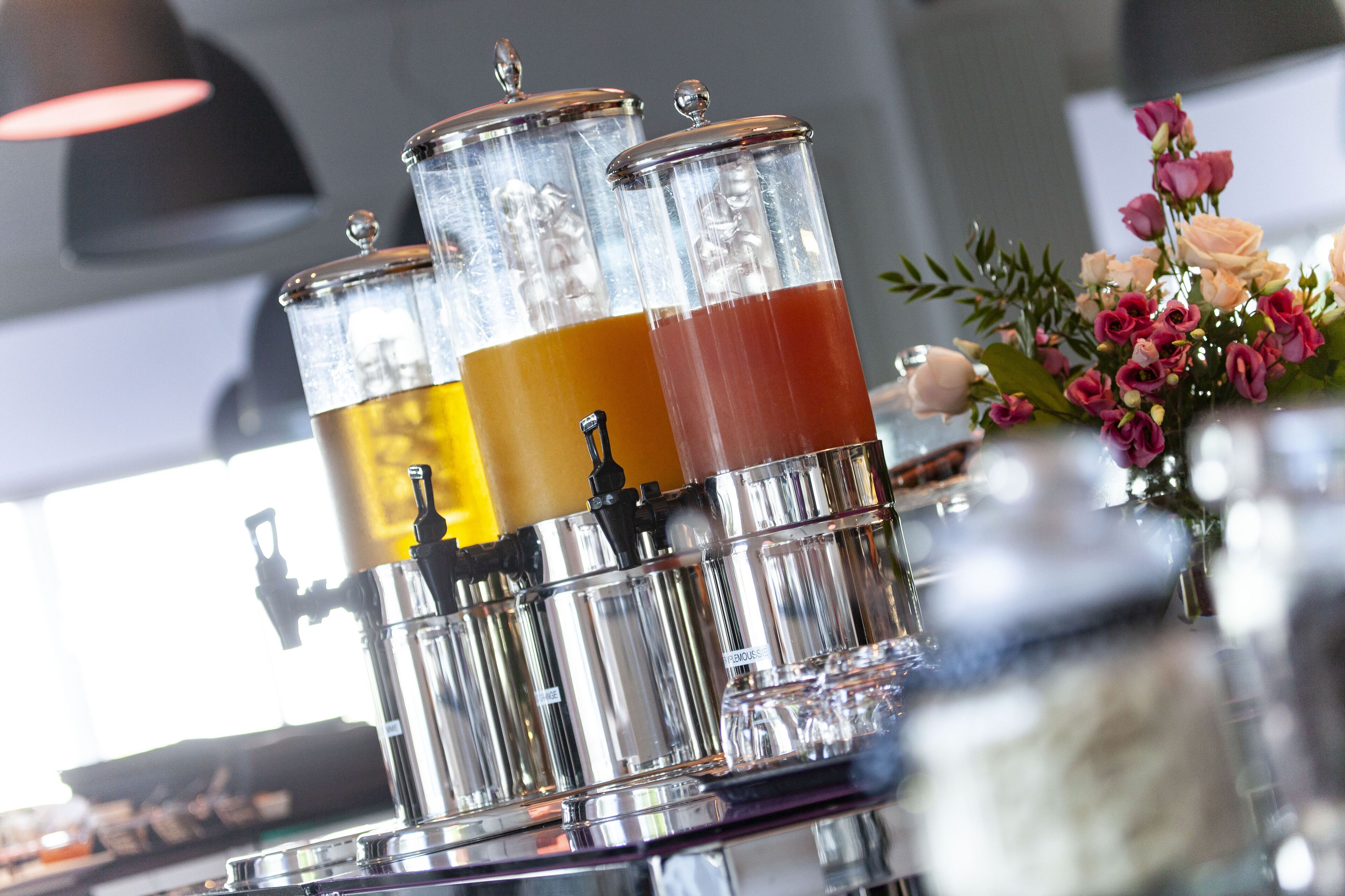 Dispensador de bebidas con varias opciones.